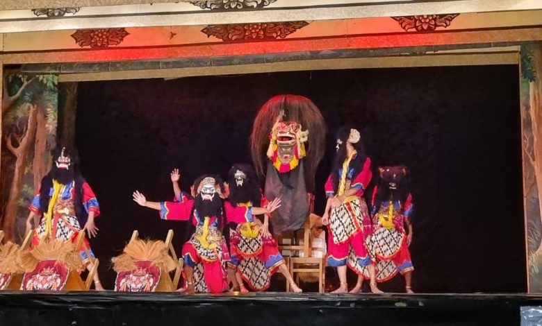 Pertunjukan tari kreasi baru bermakna sosial oleh mahasiswa dalam acara Pentas Seni Tari PGSD UMS di Gedung Wayang Orang Sriwedari Surakarta.