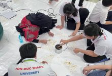 Mahasiswa Ton Duc Thang University Vietnam mengikuti workshop membatik menggunakan canting tradisional yang dipandu oleh delegasi Ilmu Hukum UMS dalam misi kenalkan batik Indonesia.