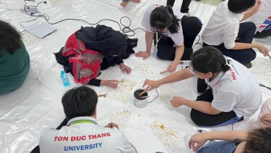 Mahasiswa Ton Duc Thang University Vietnam mengikuti workshop membatik menggunakan canting tradisional yang dipandu oleh delegasi Ilmu Hukum UMS dalam misi kenalkan batik Indonesia.