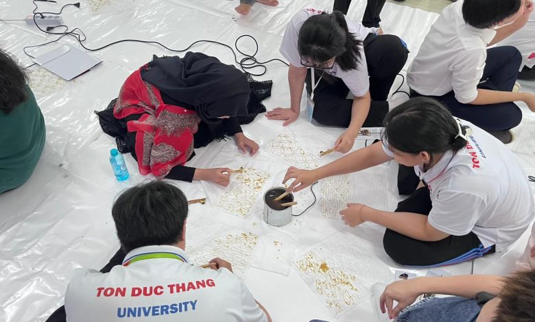 Mahasiswa Ton Duc Thang University Vietnam mengikuti workshop membatik menggunakan canting tradisional yang dipandu oleh delegasi Ilmu Hukum UMS dalam misi kenalkan batik Indonesia.