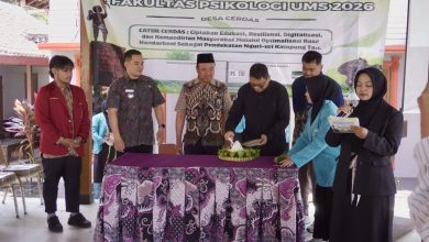 Ir. H. Zen Zainul HP selaku Ketua Lembaga Seni Budaya dan Olahraga atau LSBO PDM Kota Bekasi saat melakukan siaran radio mengenai falsafah Jawa dan nilai pergerakan Muhammadiyah.