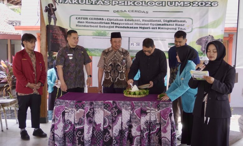 Ir. H. Zen Zainul HP selaku Ketua Lembaga Seni Budaya dan Olahraga atau LSBO PDM Kota Bekasi saat melakukan siaran radio mengenai falsafah Jawa dan nilai pergerakan Muhammadiyah.
