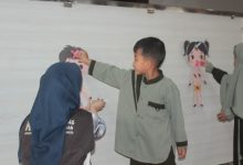 Anak-anak TPA Al-Hikmah mengikuti simulasi permainan edukasi area privasi tubuh dalam program Jogo Awak oleh mahasiswa KKN FIK UMS untuk cegah kekerasan anak.