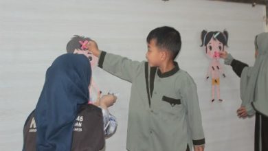 Anak-anak TPA Al-Hikmah mengikuti simulasi permainan edukasi area privasi tubuh dalam program Jogo Awak oleh mahasiswa KKN FIK UMS untuk cegah kekerasan anak.