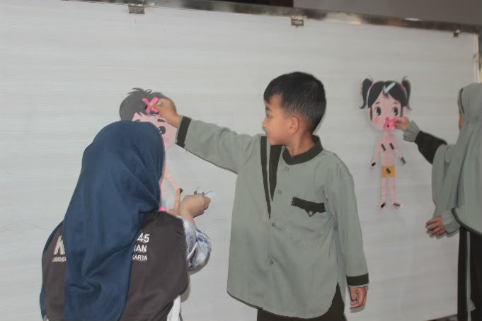 Anak-anak TPA Al-Hikmah mengikuti simulasi permainan edukasi area privasi tubuh dalam program Jogo Awak oleh mahasiswa KKN FIK UMS untuk cegah kekerasan anak.