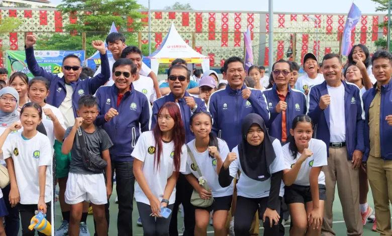 Rektor UNIMUS Prof. Masrukhi bersama jajaran PP PELTI, Dispora Jateng, dan para atlet muda di pembukaan Kejurnas Tenis Junior 2026 Piala Tugu Muda Semarang.