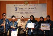Sekelompok mahasiswa Universitas Muhammadiyah Purwokerto berpose dengan pemenang kompetisi di 3rd UMP-ISCONEX, memegang sertifikat dan piala, di depan spanduk acara.
