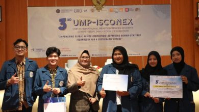 Sekelompok mahasiswa Universitas Muhammadiyah Purwokerto berpose dengan pemenang kompetisi di 3rd UMP-ISCONEX, memegang sertifikat dan piala, di depan spanduk acara.