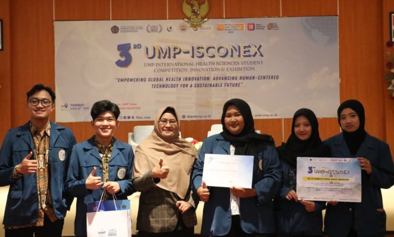 Sekelompok mahasiswa Universitas Muhammadiyah Purwokerto berpose dengan pemenang kompetisi di 3rd UMP-ISCONEX, memegang sertifikat dan piala, di depan spanduk acara.