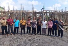 Prof. Dr. Sabar Narimo selaku Sekretaris BPH UMS bersama jajaran PDM Wonosobo dan PCM Mojotengah meninjau langsung proyek pembangunan di Muhammadiyah untuk Kampus II MI Hamka.