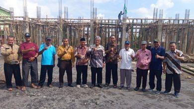 Prof. Dr. Sabar Narimo selaku Sekretaris BPH UMS bersama jajaran PDM Wonosobo dan PCM Mojotengah meninjau langsung proyek pembangunan di Muhammadiyah untuk Kampus II MI Hamka.
