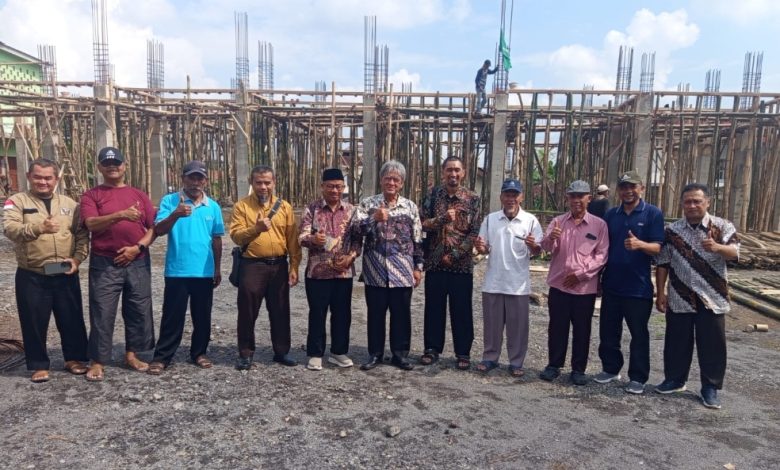 Prof. Dr. Sabar Narimo selaku Sekretaris BPH UMS bersama jajaran PDM Wonosobo dan PCM Mojotengah meninjau langsung proyek pembangunan di Muhammadiyah untuk Kampus II MI Hamka.