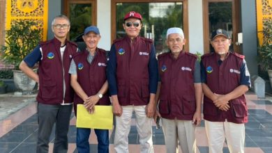 Lima anggota delegasi Majelis Lingkungan Hidup MLH PDM Wonosobo berfoto bersama saat studi lapangan inovasi teknologi sampah jadi gas elpiji.