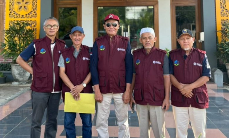 Lima anggota delegasi Majelis Lingkungan Hidup MLH PDM Wonosobo berfoto bersama saat studi lapangan inovasi teknologi sampah jadi gas elpiji.