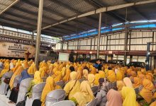 Ribuan jemaah perempuan berkebaya dan berhijab kuning memadati Hanggar SMK Muhammadiyah 2 Ajibarang saat menghadiri perayaan Milad ke-109 Aisyiyah di Banyumas.