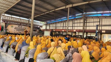 Ribuan jemaah perempuan berkebaya dan berhijab kuning memadati Hanggar SMK Muhammadiyah 2 Ajibarang saat menghadiri perayaan Milad ke-109 Aisyiyah di Banyumas.