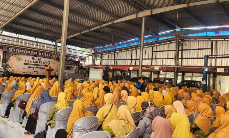 Ribuan jemaah perempuan berkebaya dan berhijab kuning memadati Hanggar SMK Muhammadiyah 2 Ajibarang saat menghadiri perayaan Milad ke-109 Aisyiyah di Banyumas.