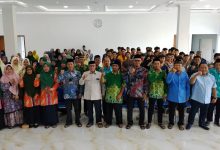 Sebuah foto kelompok yang luas menunjukkan Anggota DPRD Provinsi Jawa Tengah dari PAN, Sofwan Sumadi (paling depan, posisi ke-4 dari kiri, berbatik biru tua dan berpeci hitam), sedang berpose 'fist bump' bersama tokoh dan kader Muhammadiyah-Aisyiyah serta Angkatan Muda Muhammadiyah (AMM) Doro di Aula Masjid Hj Mutimah Dahlan Doro, Kabupaten Pekalongan, dalam acara reses dan sarasehan. Semua peserta yang berdiri dalam beberapa baris juga berpose sama.