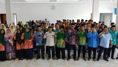 Sebuah foto kelompok yang luas menunjukkan Anggota DPRD Provinsi Jawa Tengah dari PAN, Sofwan Sumadi (paling depan, posisi ke-4 dari kiri, berbatik biru tua dan berpeci hitam), sedang berpose 'fist bump' bersama tokoh dan kader Muhammadiyah-Aisyiyah serta Angkatan Muda Muhammadiyah (AMM) Doro di Aula Masjid Hj Mutimah Dahlan Doro, Kabupaten Pekalongan, dalam acara reses dan sarasehan. Semua peserta yang berdiri dalam beberapa baris juga berpose sama.