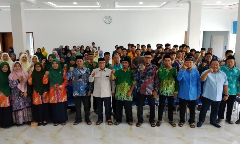 Sebuah foto kelompok yang luas menunjukkan Anggota DPRD Provinsi Jawa Tengah dari PAN, Sofwan Sumadi (paling depan, posisi ke-4 dari kiri, berbatik biru tua dan berpeci hitam), sedang berpose 'fist bump' bersama tokoh dan kader Muhammadiyah-Aisyiyah serta Angkatan Muda Muhammadiyah (AMM) Doro di Aula Masjid Hj Mutimah Dahlan Doro, Kabupaten Pekalongan, dalam acara reses dan sarasehan. Semua peserta yang berdiri dalam beberapa baris juga berpose sama.