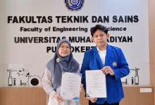 Dr. Ir. Juanita dan mahasiswa Teknik Sipil UMP Devtama Reihan Saputra tersenyum memegang sertifikat juara nasional di depan logo Fakultas Teknik dan Sains UMP.