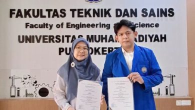Dr. Ir. Juanita dan mahasiswa Teknik Sipil UMP Devtama Reihan Saputra tersenyum memegang sertifikat juara nasional di depan logo Fakultas Teknik dan Sains UMP.