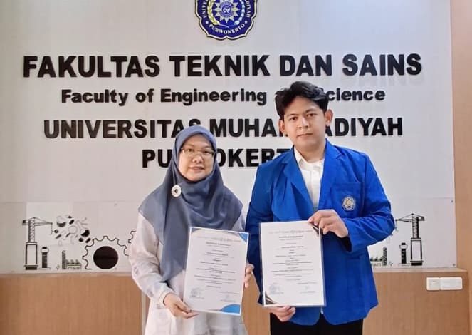Dr. Ir. Juanita dan mahasiswa Teknik Sipil UMP Devtama Reihan Saputra tersenyum memegang sertifikat juara nasional di depan logo Fakultas Teknik dan Sains UMP.