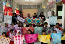 Sebuah grup siswa dari Sanggar Bimbingan (SB) Banting di Selangor, Malaysia, berpose dengan antusias, memamerkan kain batik jumputan berwarna-warni yang mereka buat dalam pelatihan bersama mahasiswa Universitas Muhammadiyah Surakarta (UMS).
