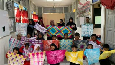Sebuah grup siswa dari Sanggar Bimbingan (SB) Banting di Selangor, Malaysia, berpose dengan antusias, memamerkan kain batik jumputan berwarna-warni yang mereka buat dalam pelatihan bersama mahasiswa Universitas Muhammadiyah Surakarta (UMS).