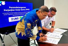 Wakil Rektor V UMS Prof. Supriyono menandatangani dokumen PKS kerja sama perhutanan sosial bersama Kepala Balai Perhutanan Sosial Yogyakarta Wahyudi Ardhianto.