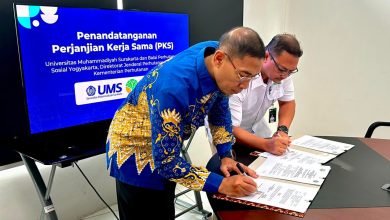 Wakil Rektor V UMS Prof. Supriyono menandatangani dokumen PKS kerja sama perhutanan sosial bersama Kepala Balai Perhutanan Sosial Yogyakarta Wahyudi Ardhianto.