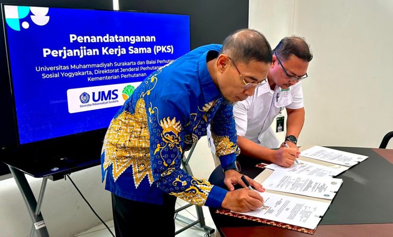 Wakil Rektor V UMS Prof. Supriyono menandatangani dokumen PKS kerja sama perhutanan sosial bersama Kepala Balai Perhutanan Sosial Yogyakarta Wahyudi Ardhianto.