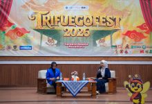 Direktur Public Speaking ID Sara Neyrhiza selaku narasumber menyampaikan materi dalam Seminar Nasional Trifuego Fest 2026 untuk mengasah karakter komunikasi mahasiswa UMS.