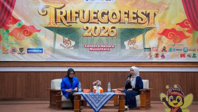 Direktur Public Speaking ID Sara Neyrhiza selaku narasumber menyampaikan materi dalam Seminar Nasional Trifuego Fest 2026 untuk mengasah karakter komunikasi mahasiswa UMS.