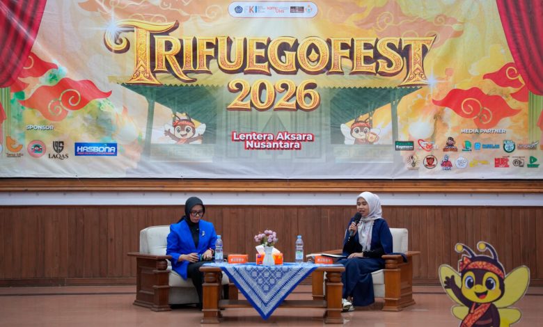 Direktur Public Speaking ID Sara Neyrhiza selaku narasumber menyampaikan materi dalam Seminar Nasional Trifuego Fest 2026 untuk mengasah karakter komunikasi mahasiswa UMS.