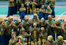 Regu Putri MA Almatera Temanggung berfoto bersama sambil memamerkan deretan trofi kemenangan Juara Umum 1 Sapa Hizbul Wathan se-Jateng DIY di UNIMMA Magelang.