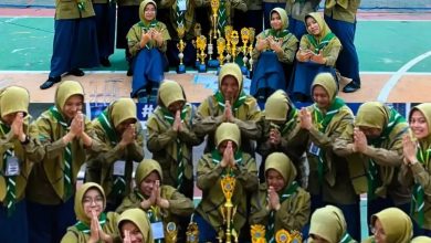 Regu Putri MA Almatera Temanggung berfoto bersama sambil memamerkan deretan trofi kemenangan Juara Umum 1 Sapa Hizbul Wathan se-Jateng DIY di UNIMMA Magelang.