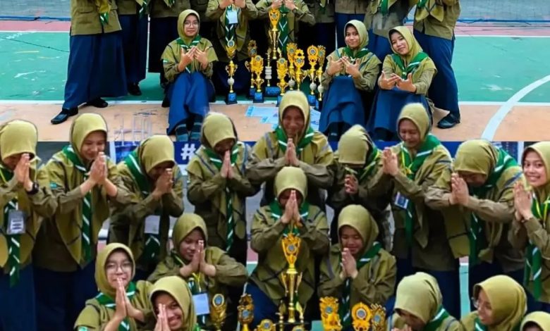 Regu Putri MA Almatera Temanggung berfoto bersama sambil memamerkan deretan trofi kemenangan Juara Umum 1 Sapa Hizbul Wathan se-Jateng DIY di UNIMMA Magelang.