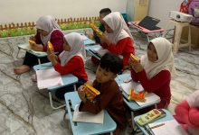 Anak-anak di Sanggar Bimbingan Malaysia sedang serius membaca label kemasan makanan saat mengikuti kegiatan edukasi gizi seimbang.