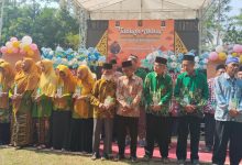 Puluhan sesepuh lansia pria dan wanita berdiri berjajar memegang plakat penghargaan di depan panggung Tabligh Akbar Milad ke-117 Muhammadiyah yang digelar oleh PCM Tersono Batang.