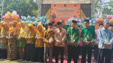 Puluhan sesepuh lansia pria dan wanita berdiri berjajar memegang plakat penghargaan di depan panggung Tabligh Akbar Milad ke-117 Muhammadiyah yang digelar oleh PCM Tersono Batang.