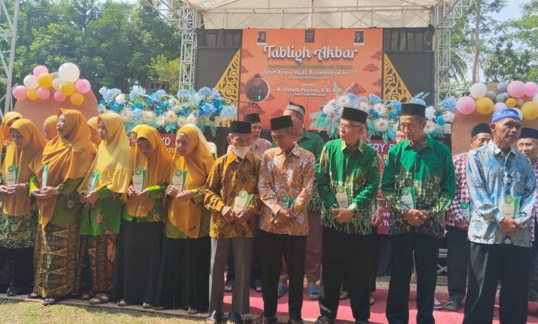 Puluhan sesepuh lansia pria dan wanita berdiri berjajar memegang plakat penghargaan di depan panggung Tabligh Akbar Milad ke-117 Muhammadiyah yang digelar oleh PCM Tersono Batang.