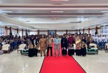 Foto bersama perwakilan dosen UNIMUGO Gombong, guru pendamping, dan ratusan siswa SMA Negeri 2 Kebumen serta SMA Negeri 1 Bobotsari Purbalingga di Auditorium Universitas Muhammadiyah Gombong.