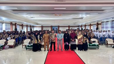 Foto bersama perwakilan dosen UNIMUGO Gombong, guru pendamping, dan ratusan siswa SMA Negeri 2 Kebumen serta SMA Negeri 1 Bobotsari Purbalingga di Auditorium Universitas Muhammadiyah Gombong.