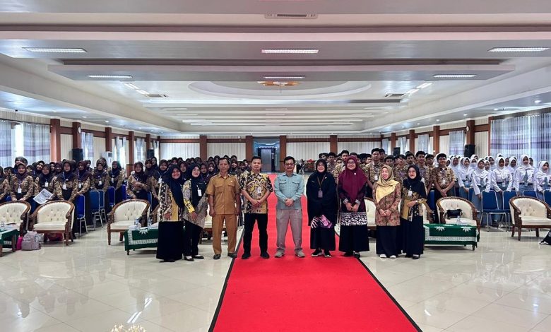 Foto bersama perwakilan dosen UNIMUGO Gombong, guru pendamping, dan ratusan siswa SMA Negeri 2 Kebumen serta SMA Negeri 1 Bobotsari Purbalingga di Auditorium Universitas Muhammadiyah Gombong.