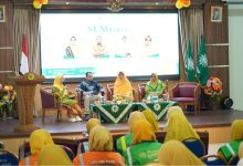 Sesi diskusi panel dalam seminar kebencanaan dan lingkungan PDA Banyumas, di mana empat narasumber duduk di atas panggung di depan layar besar bertuliskan "SEMINAR".