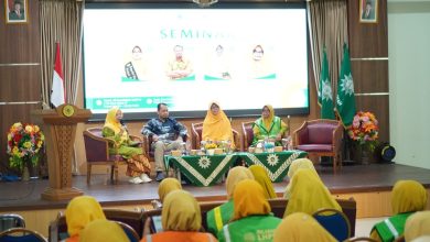 Sesi diskusi panel dalam seminar kebencanaan dan lingkungan PDA Banyumas, di mana empat narasumber duduk di atas panggung di depan layar besar bertuliskan "SEMINAR".