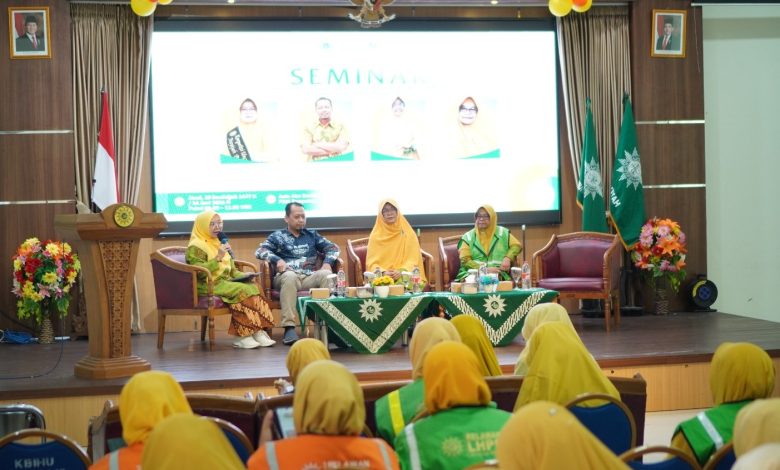 Sesi diskusi panel dalam seminar kebencanaan dan lingkungan PDA Banyumas, di mana empat narasumber duduk di atas panggung di depan layar besar bertuliskan "SEMINAR".