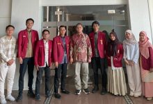 Perwakilan dari IYORC, pimpinan IMM Jawa Tengah, dan pihak Universitas Muhammadiyah Purwokerto (UMP) dalam pose bersama yang penuh keakraban di koridor modern setelah rapat koordinasi ICOS 2026. Menampilkan perpaduan busana formal dan jaket almamater IMM merah.