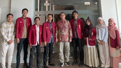 Perwakilan dari IYORC, pimpinan IMM Jawa Tengah, dan pihak Universitas Muhammadiyah Purwokerto (UMP) dalam pose bersama yang penuh keakraban di koridor modern setelah rapat koordinasi ICOS 2026. Menampilkan perpaduan busana formal dan jaket almamater IMM merah.